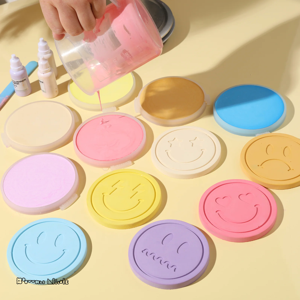 Boowan Nicole: Emoticon Concrete Coaster Silicone Mould