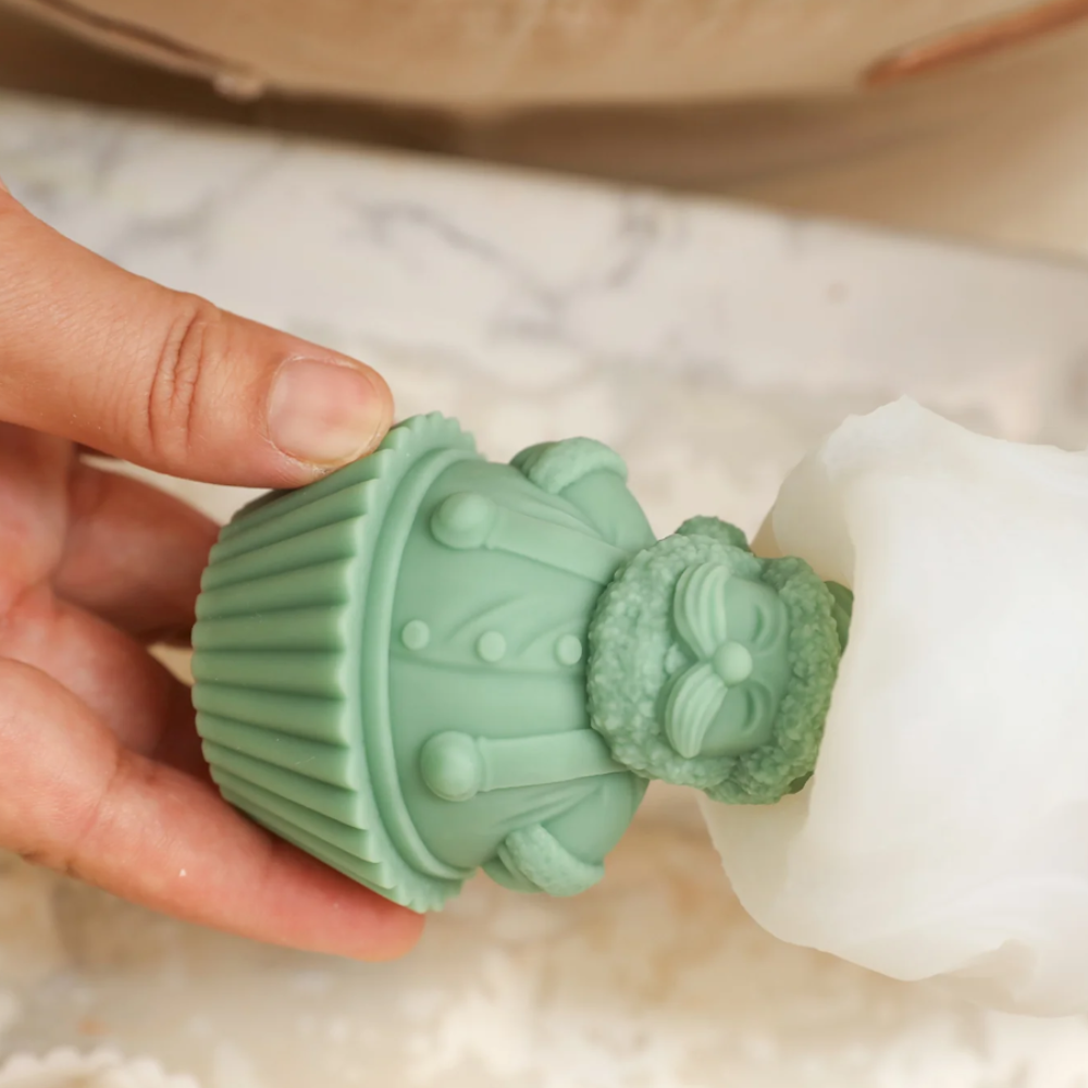 Boowan Nicole: Christmas Santa Claus Cupcake Candle Mold